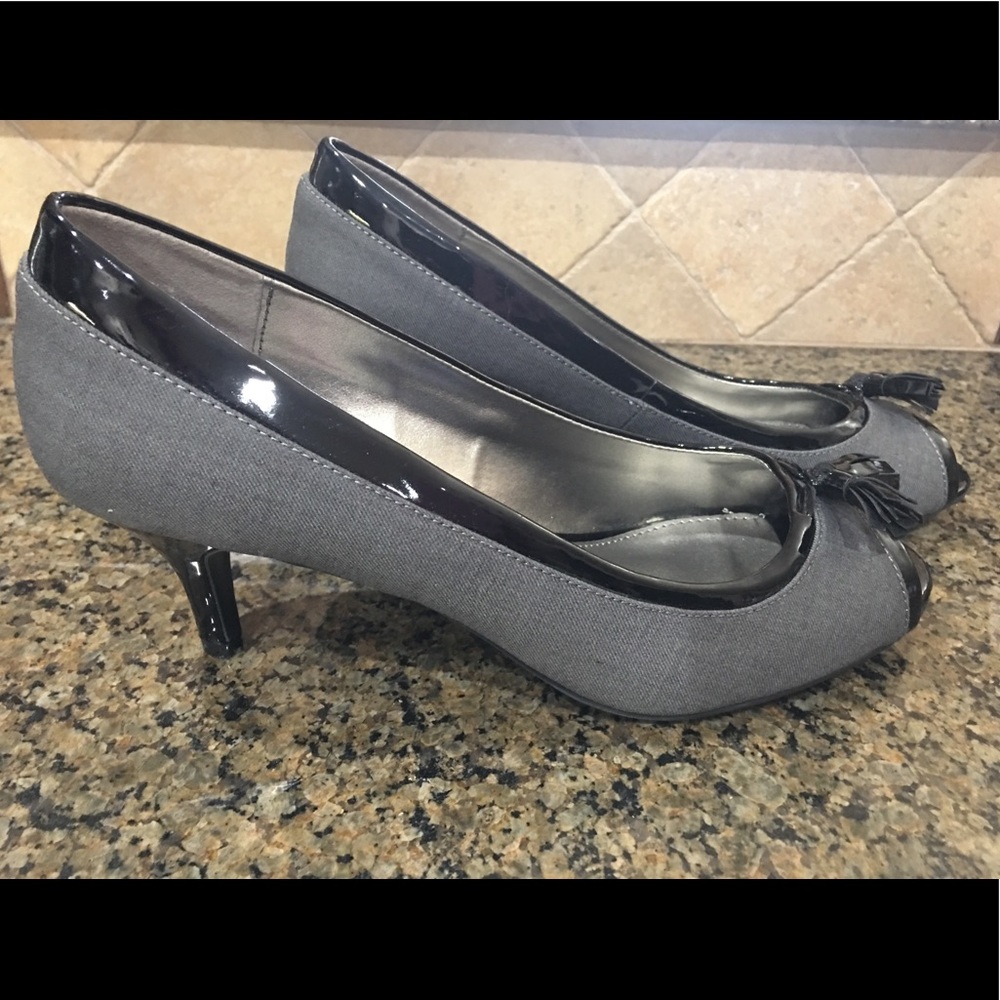 Bandolino Black & grey peep toe heels: Size 8 1/2